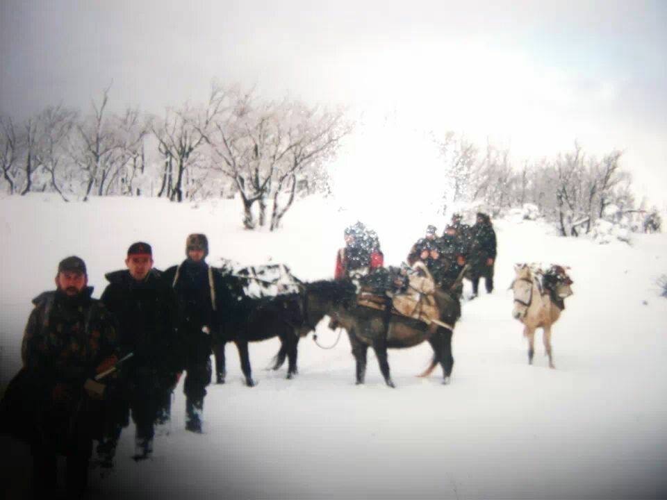 Lahi Brahimaj poston fotografi në ‘Facebook’ kur u nis me disa bashkëluftetarë për Kosovë pas sulmit në familjen Jashari (Foto)p