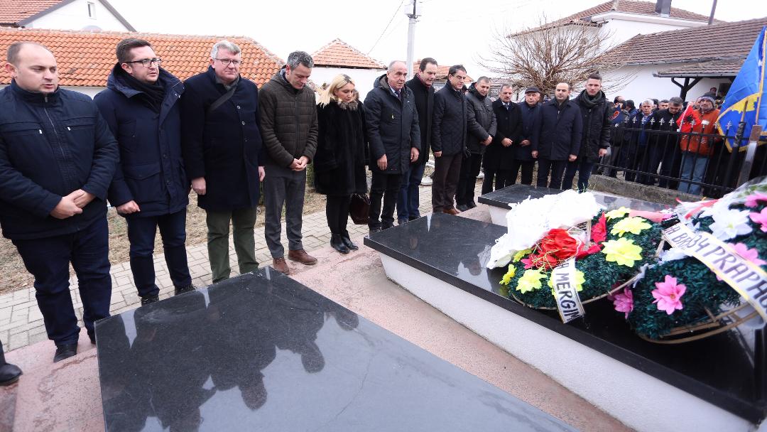 Kryesia e LDK-së bën homazhe te varri i kolonel Tahir Zemaj