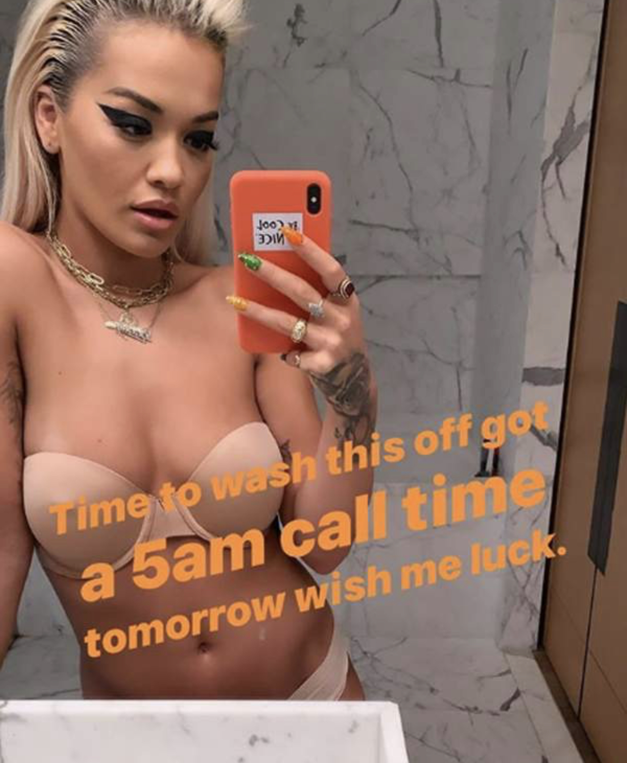 Rita Ora me një imazh provokues u kërkon fansave që t’i urojnë fat