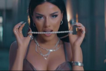Tayna ndriçon e tëra, thekson belin në veshjen seksi