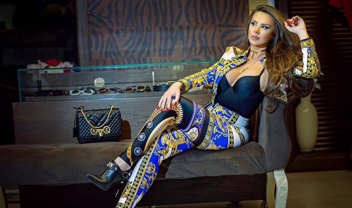 Shkenda Dubova pozon nga shtrati, shikojeni çfarë ka veshur