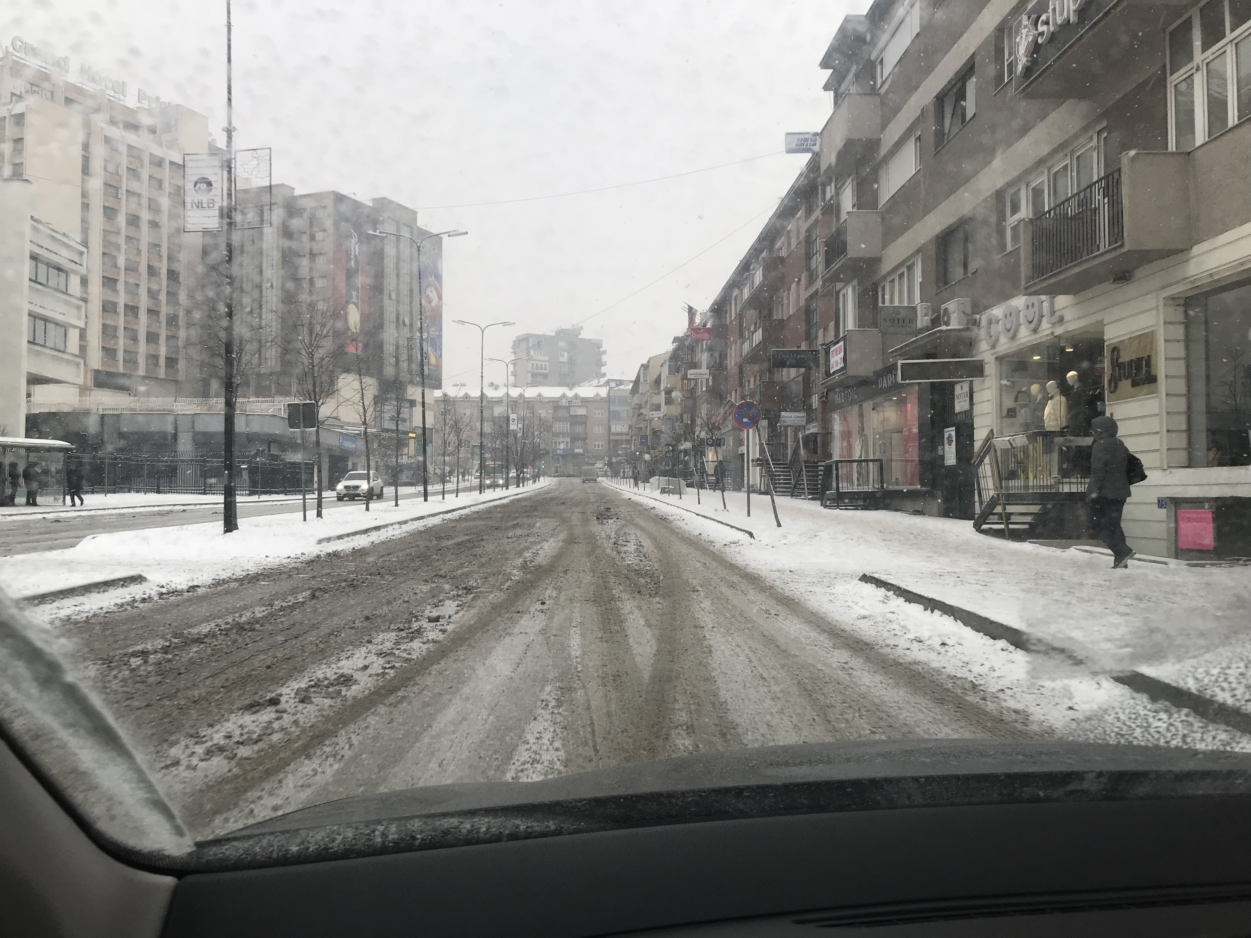 Prishtina në kaos nga bora, asnjë rrugë e pastruar