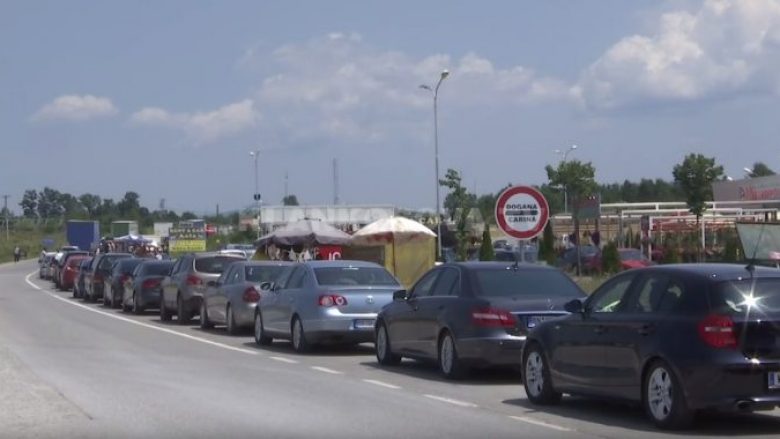 Edhe sot kolona të gjata në Merdarë, mbi gjashtë orë pritje