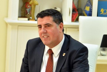 Luta i reagon Haradinajt: Qeveria do të bjerë, taksa do të suspendohet