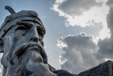 Një shqiponjë fluturon mbi Shqipëri