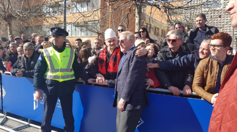 Walker në sheshin e Prishtinës, ndjek parakalimin e FSK’së si ushtri