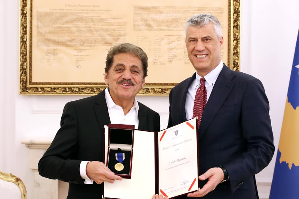 Thaçi dekoron Sabri Fejzullahun me Medaljen Presidenciale të Meritave