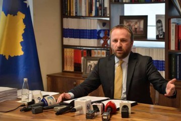 Abelard Tahiri  ‘sulmon’ Endrit Shalën: E papranueshme që një zyrtar të mbajë armë