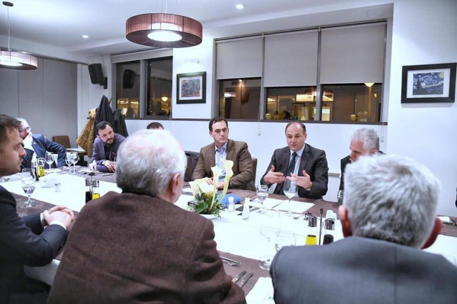 Hoxhaj nis takimet konsultative me akademikë e profesorë për dialogun