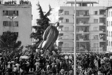 28-vjet nga rrëzimi i bustit të Enver Hoxhës