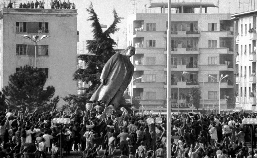 28-vjet nga rrëzimi i bustit të Enver Hoxhës