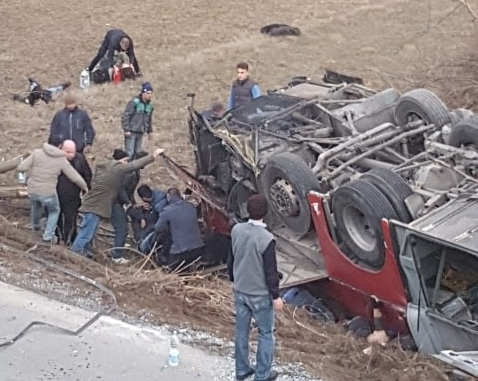 Aksidenti në autostradën Shkup-Tetovë, rreth 20 persona janë transportuar në spital në Shkup