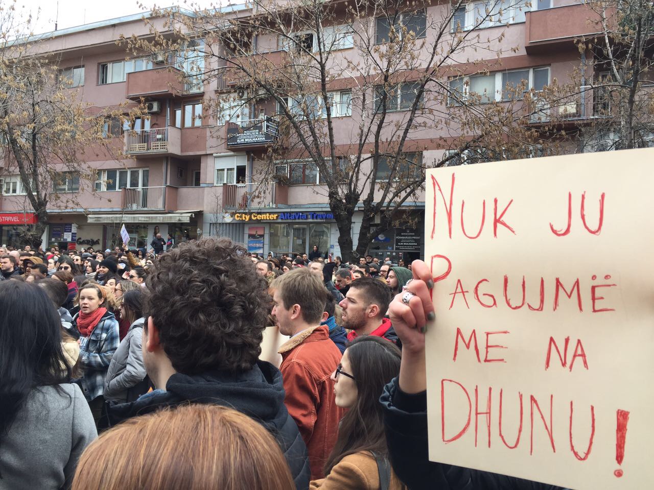 Me moton “Përdhunuesit në burg” përfundoj protesta ( Foto )