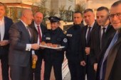 Haradinaj i shërben me kafe policët pastaj niset për punë