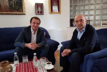 Albin Kurti i shkon sërish në shtëpi Isa Mustafës, i kërkon ndihmë të bëhet kryeministër