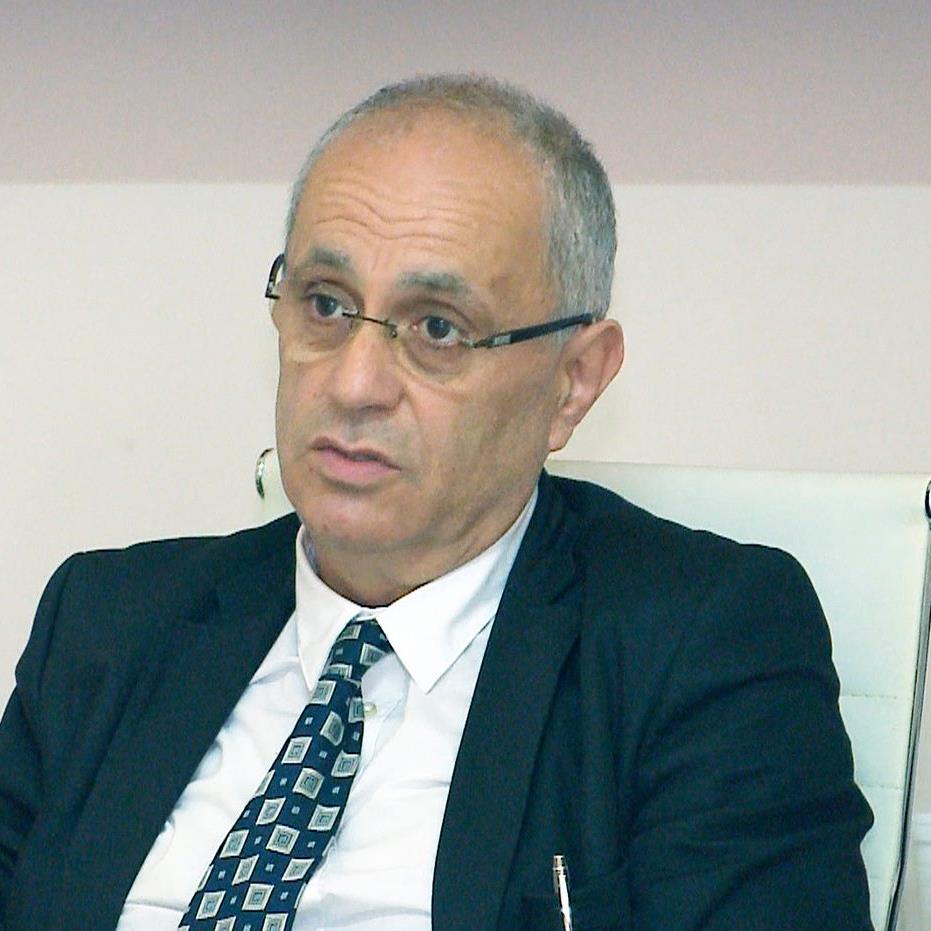 Hiqu si debil, si i trashë dhe ke për t’u bërë ministër, deputet, ambasador