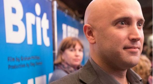 Flet gazetari britanik që po bën fushatë kundër Kosovës
