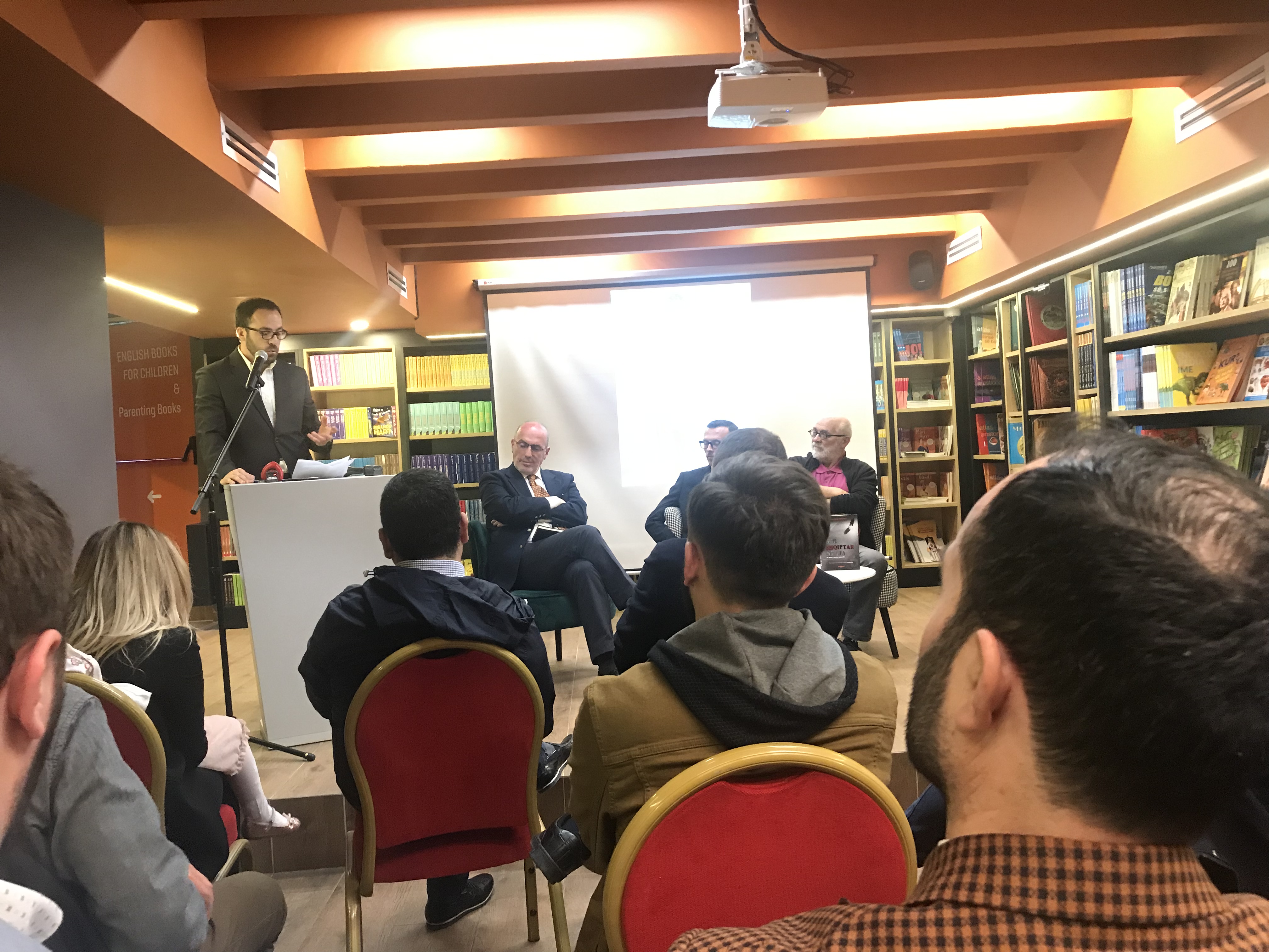 U promovua biografia ” Një shqiptar në CIA” nga autori Bashmir Xhemaj