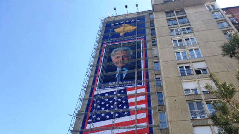 Zëvëndësohet fotografia e ish-presidentit Clinton në Prishtinë