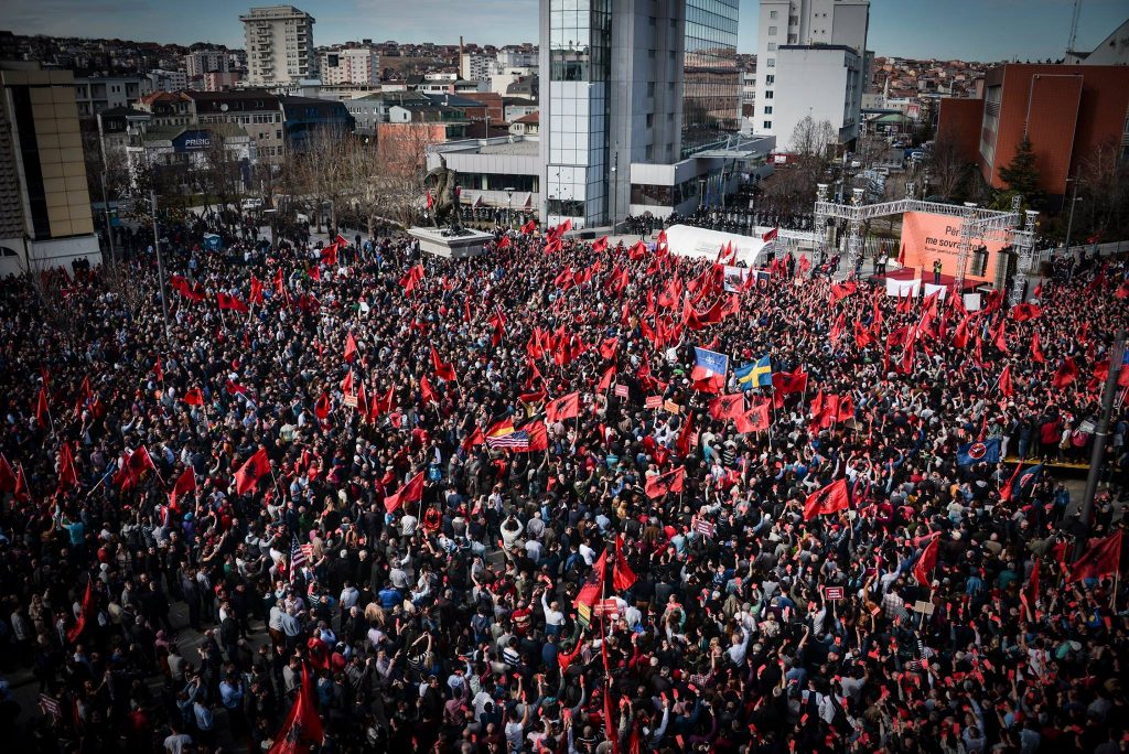 Albin Kurti paralajmëron protesta