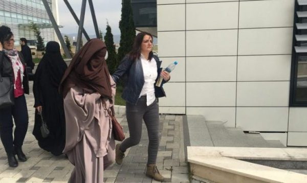 Flet njëra prej grave thotë se nga Siria kishte provuar të kthehej por s’kishte arritur