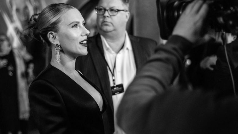 Scarlet Johansson shkëlqen me dekoltenë e veshur në premierën londineze të filmit, “Avengers”