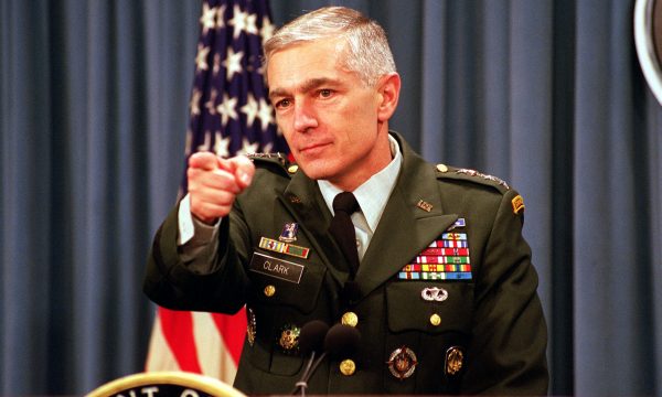 Wesley Clark: Shqiptarët iu përgjigjen luftimeve me luftë