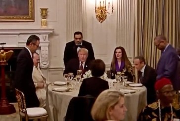 Trumpi shtron iftar në Shtëpinë e Bardhë, ambasadorja Çitaku ulet përkrah tij
