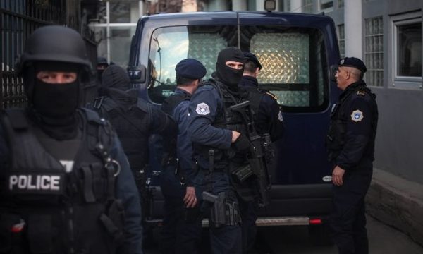 Policia e Kosovës prangos dhjetëra serbë në Veri