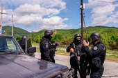 Pamjet të papara deri më tash: Plagosja e policit, largimi i barrikadave dhe arrestimi i rusit (VIDEO)