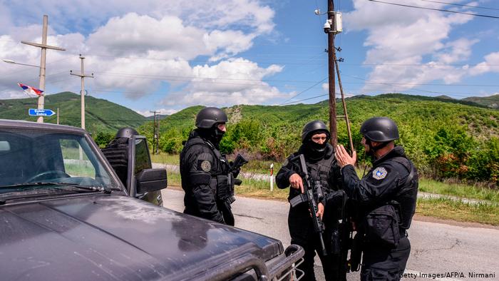 Pamjet të papara deri më tash: Plagosja e policit, largimi i barrikadave dhe arrestimi i rusit (VIDEO)
