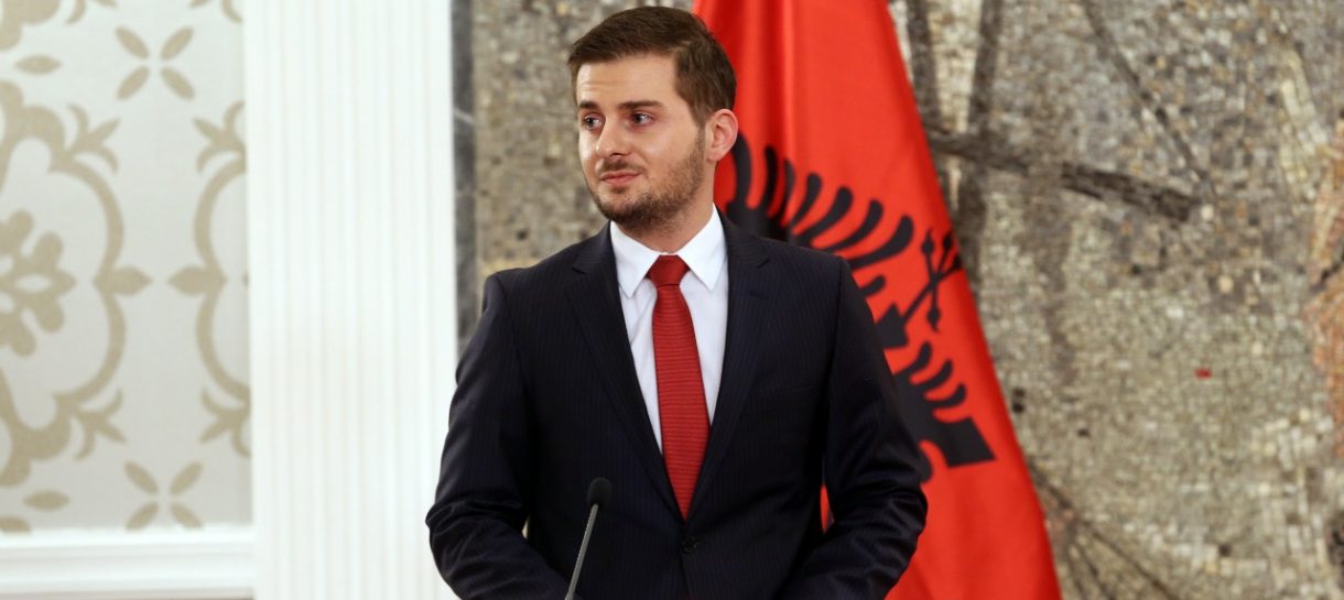 Ministri Cakaj emëron një këshilltare nga Kosova