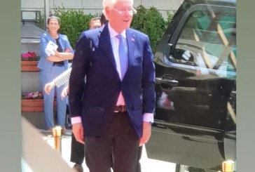 Këto janë dy femrat që po kujdesen për sigurinë e Bill Clintonit në Prishtinë