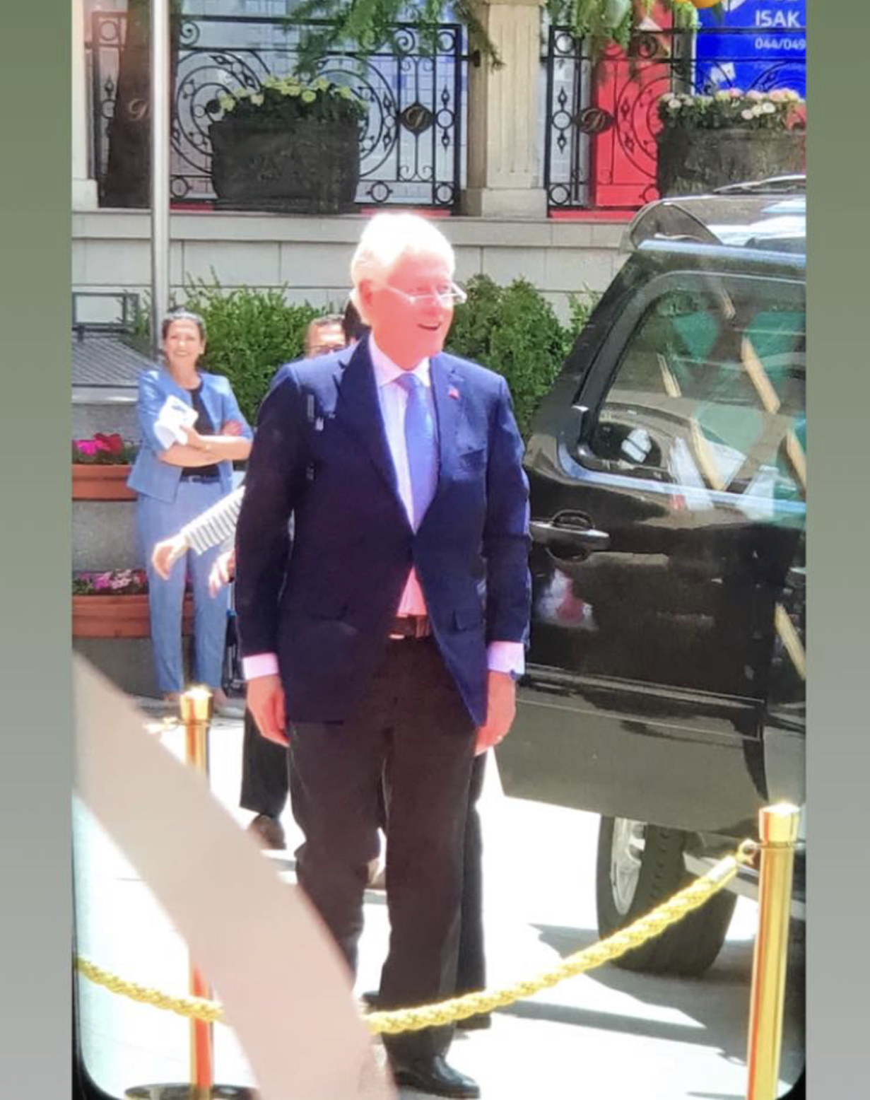 Këto janë dy femrat që po kujdesen për sigurinë e Bill Clintonit në Prishtinë
