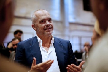 Pantollonat e hollë të Edi Ramës ia ekspozojnë atij ***** të ngritur! (FOTO 18+)