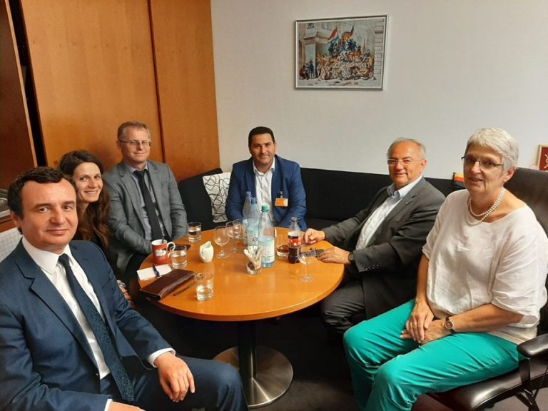 Kurti me deputetët e Bundestagut bisedon për raportet Kosovë-Serbi