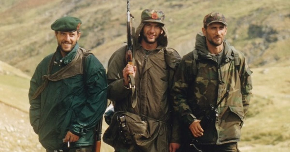 Publikohen fotografi të rralla të heroit Agim Ramadani gjatë luftës