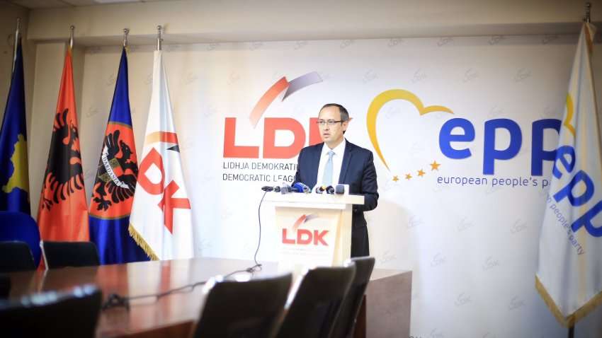 Hoti i LDK-së “godet” Haradinajn: Ka punësuar 94 persona për shërbime të “veçanta” në zyrën e tij