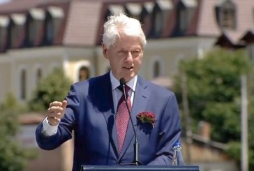 Clinton zbulon një moment emocionues: Një kamarier shqiptar ra në gjunjë për t’më falënderuar