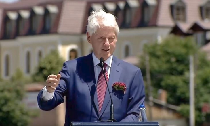 Clinton zbulon një moment emocionues: Një kamarier shqiptar ra në gjunjë për t’më falënderuar