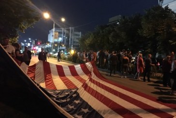 Rrugët e Prishtinës bllokohen nga qytetarët që po presin ta takojnë Clintonin