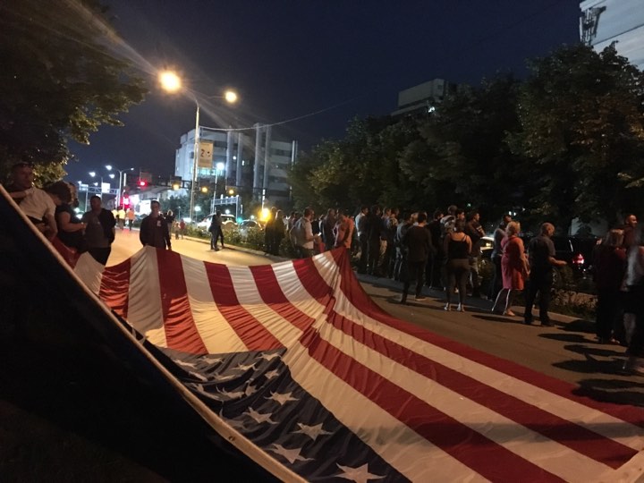 Rrugët e Prishtinës bllokohen nga qytetarët që po presin ta takojnë Clintonin