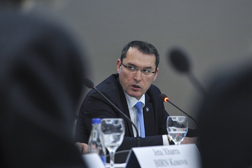 Bajram Gecaj: Nënkryetari i AAK-së po sillet si pula pa krye