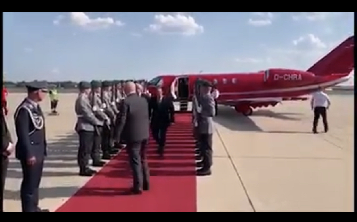 Haradinaj ateron me një aeroplan special në Berlin, nderohet me gardë