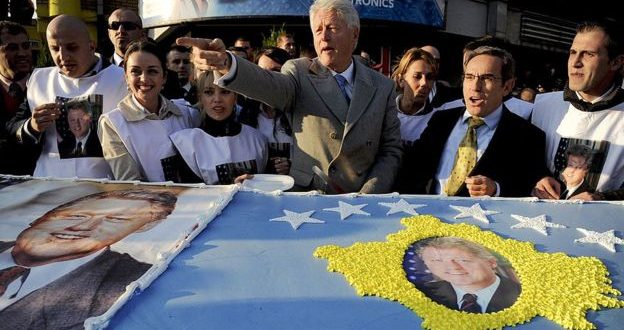 Sot në ora 11:00, Bill Clinton dhe Albright, mund ti takoni në sheshin e Prishtinës