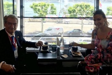 Foto/ U tha se ishte sëmurë, Berisha ‘shërohet’ pas kafes me bukuroshen
