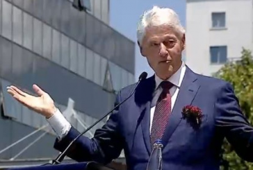 Clinton në mes të Prishtinës: E dua këtë vend me zemër, Zoti e bekoftë Kosovën!