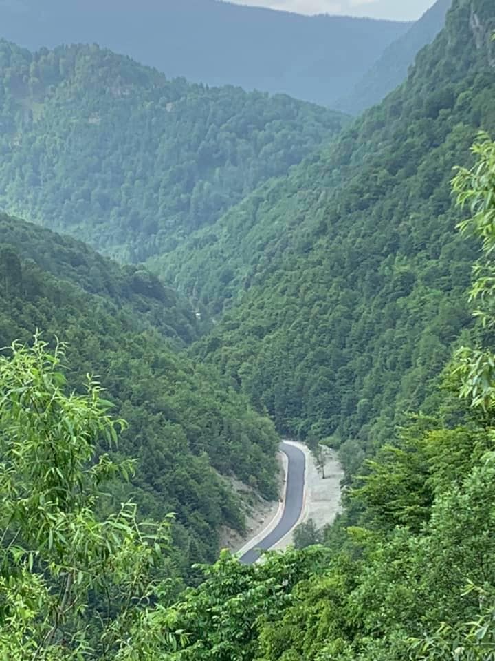 Një ëndërr e kahmotshme bëhet realitet: Ja si duket rruga Deçan-Plavë (FOTO)