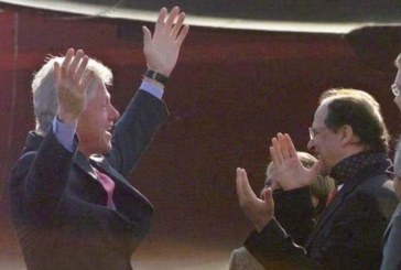Kur Ibrahim Rugova krahë hapur e takonte Clintonin në Kosovë