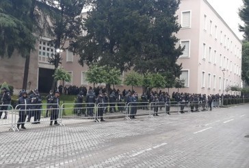 Protesta e opozitës, policia rrethon institucionet